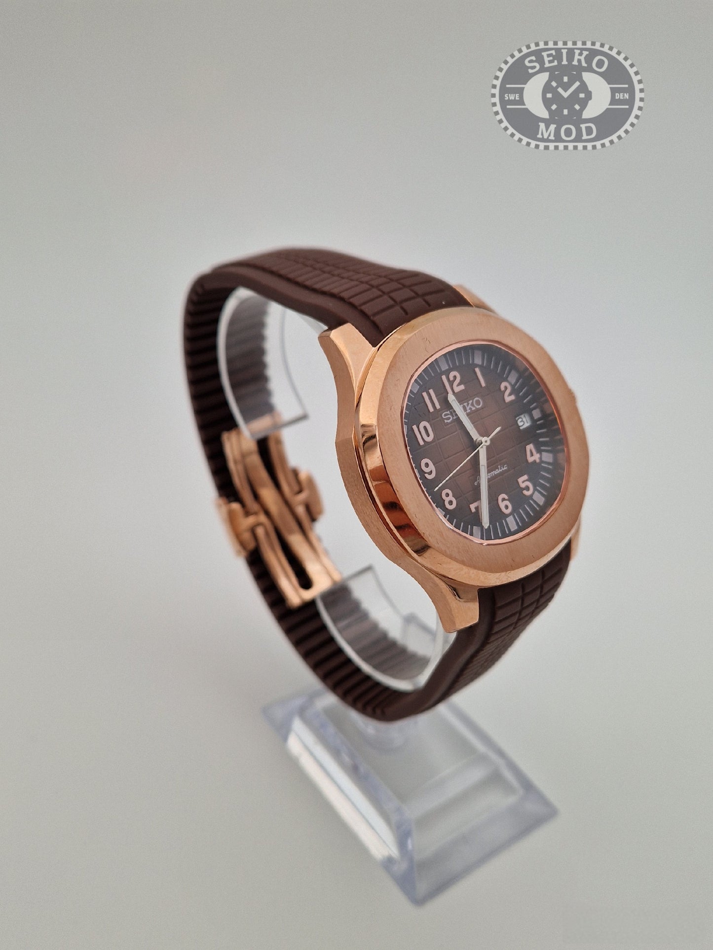 Aquanaut mod in rose gold with brown sports band